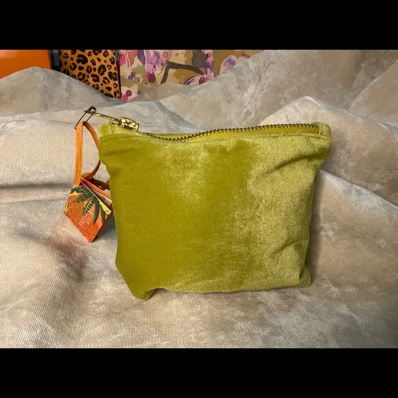 Powder Climbing Leopard Velvet Pouch - Picture 8 of 10